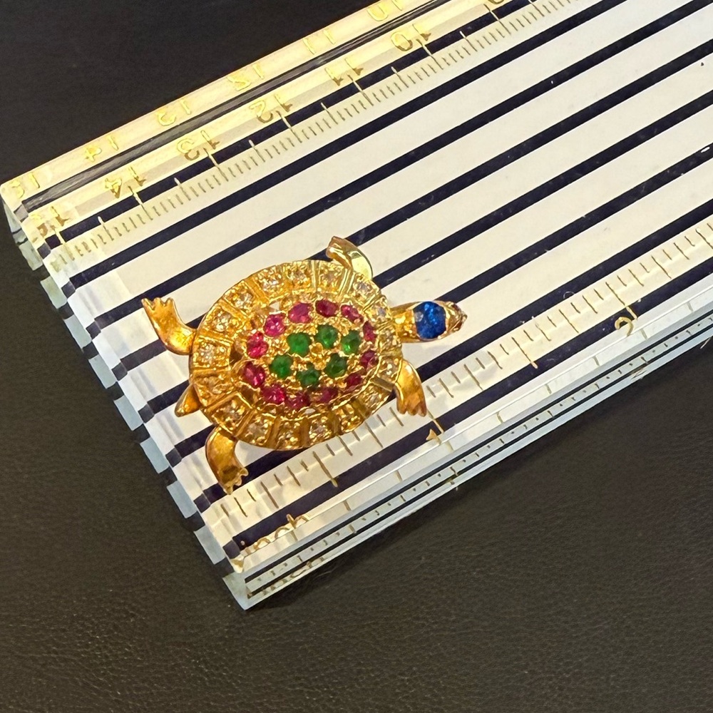 Turtle brooch in shiny gold with vibrant stones
